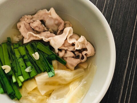 豚ロースでお手軽に☆もつ鍋風スープ